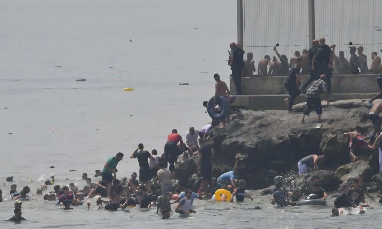 „Allahu Akbar“-Rufe: Tausende Migranten marodieren weiter durch Ceuta ...
